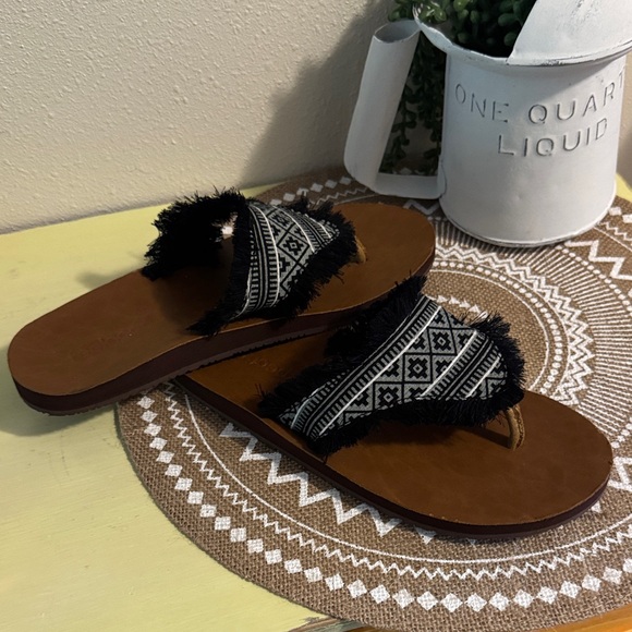 NWOT Feelgoodz Women's Aztec Sandals - Picture 1 of 6